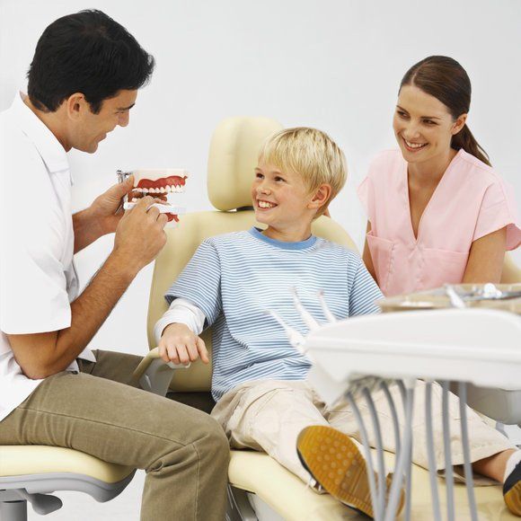 Clínica Dental Dr. Íñigo San Luis Bugallo niño en consulta con dentista